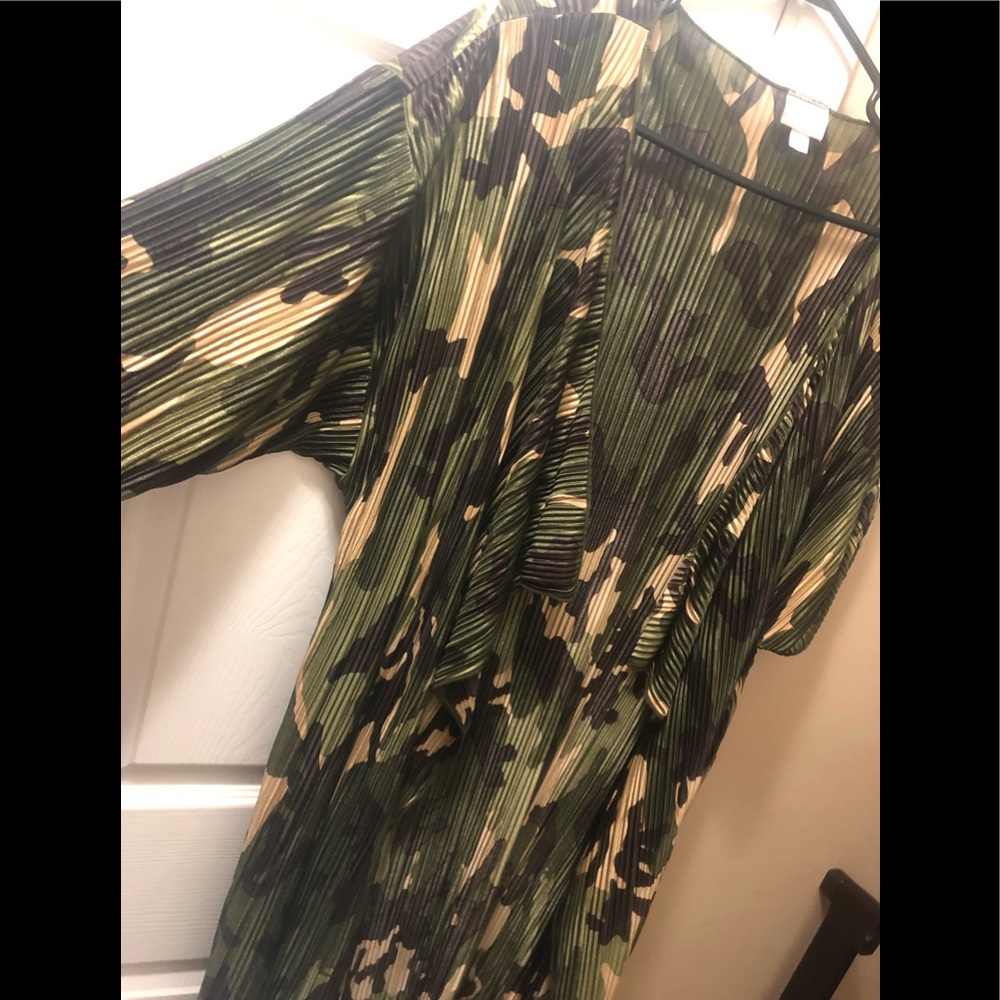 Med. LuLaRoe Shirley Kimono CAMO💚